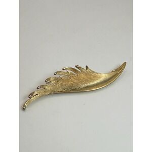 Vintage Crown Trifari Gold Feather Brooch – Long Textured Statement Pin